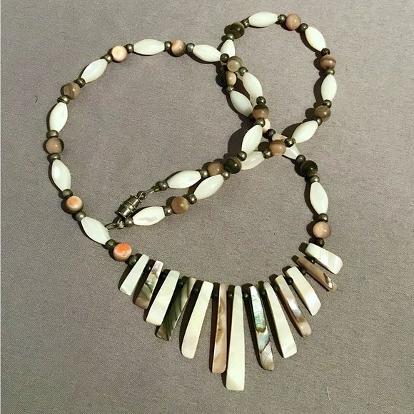 Vintage Mother Of Pearl Necklace - Picture 7 of 7